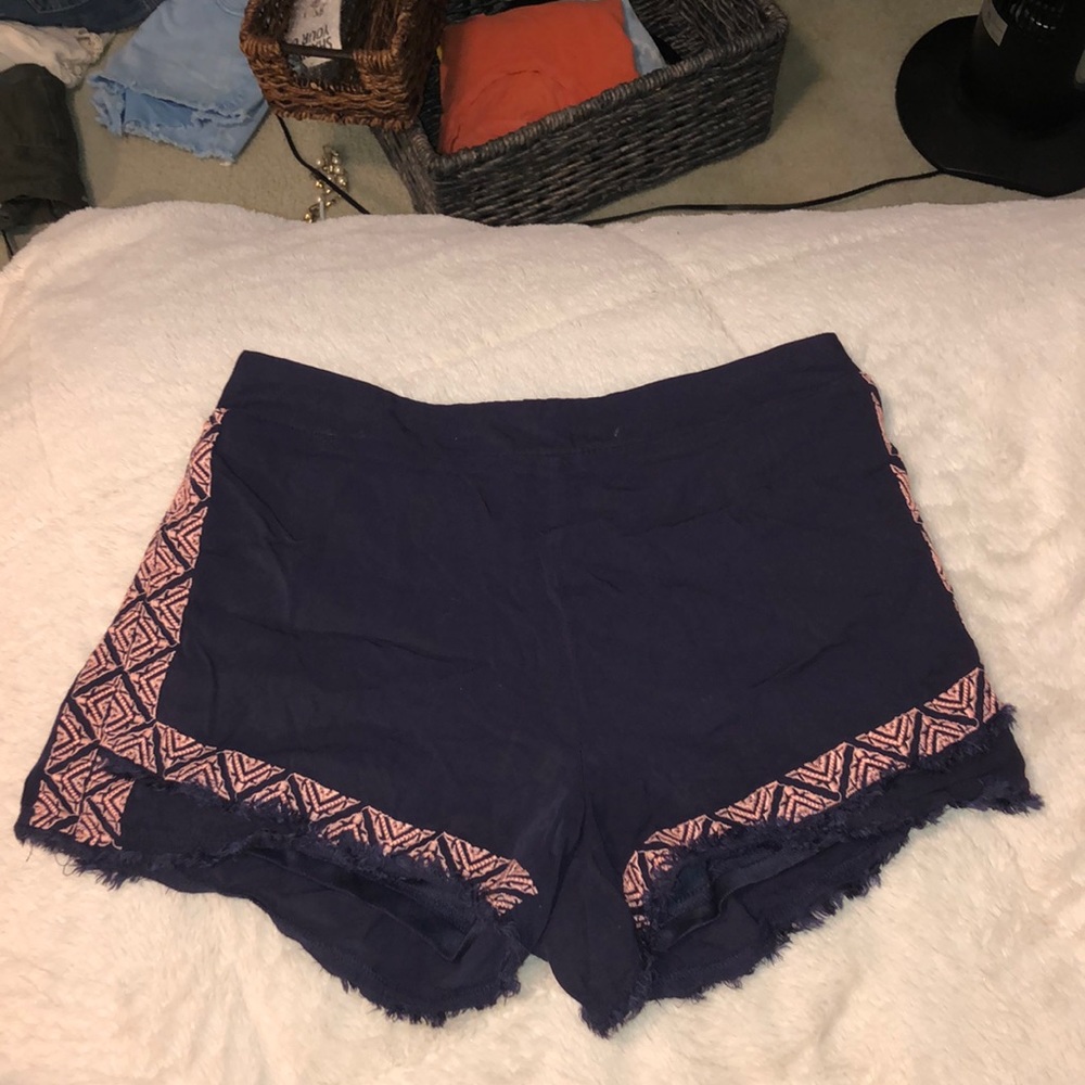 Francesca’s Loose fitting shorts🌪️